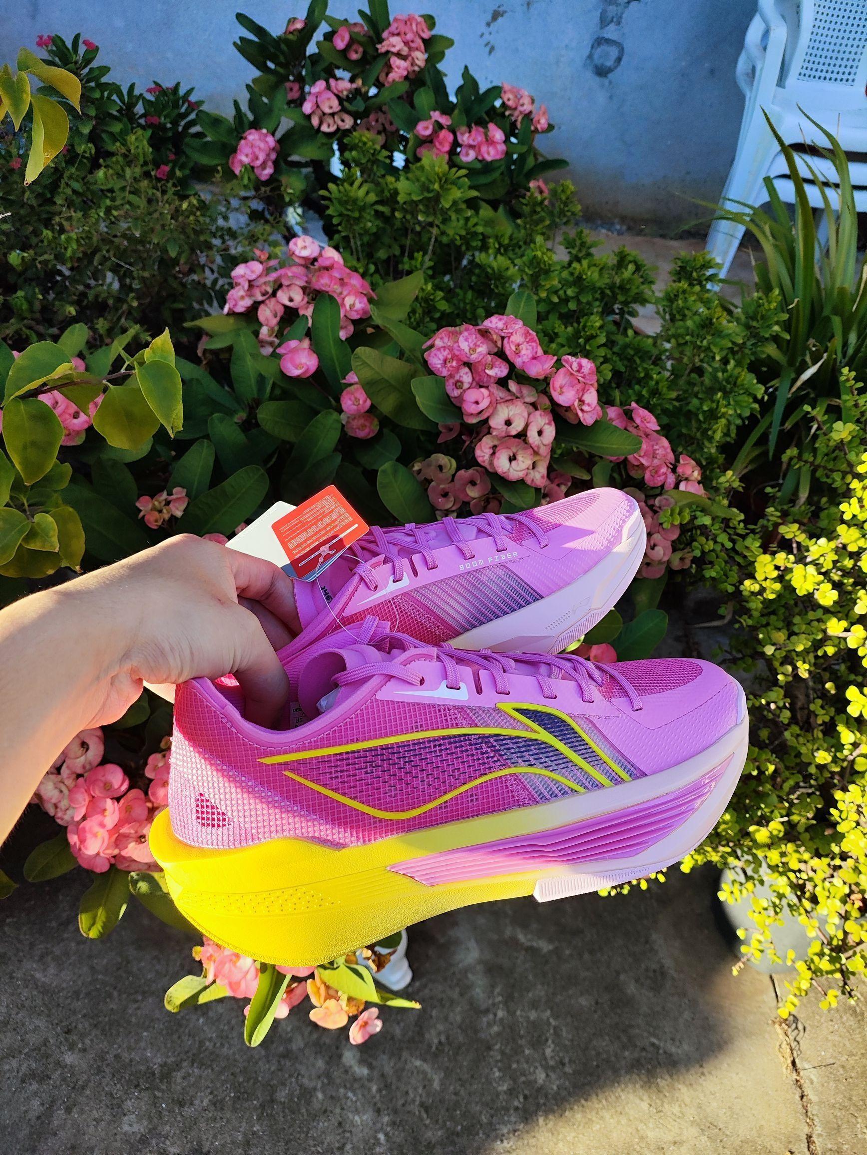 试穿3场就后悔!超轻2025这双“粉黄战靴”,居然让我戒掉了老球鞋?